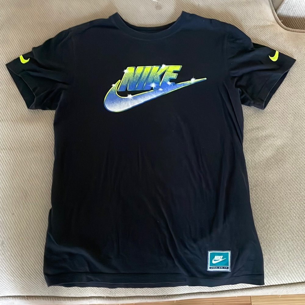 I’m selling. T shirt that still in great condition and has been worn a few times